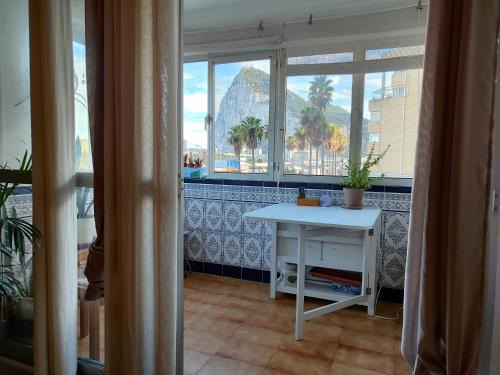 Room with private bathroom in shared apartment 50m from Gibraltar