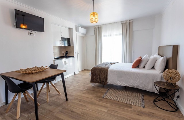 Room with private bathroom and balcony with nature view in Casa das Vinhas, Sesimbra