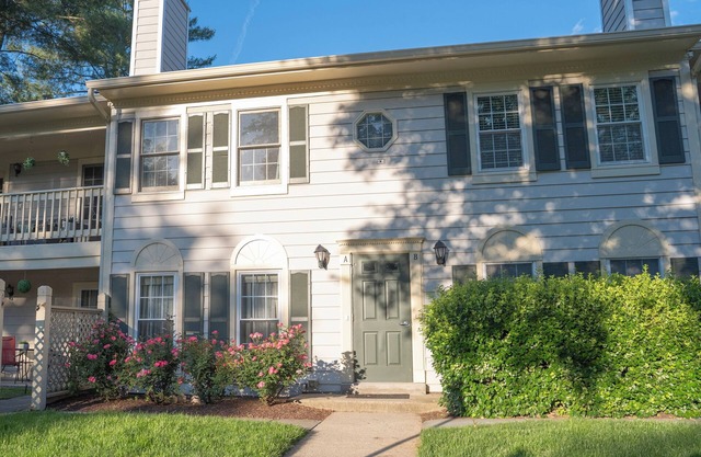 Roomy 2BR/2BA + Loft & Balcony in Germantown