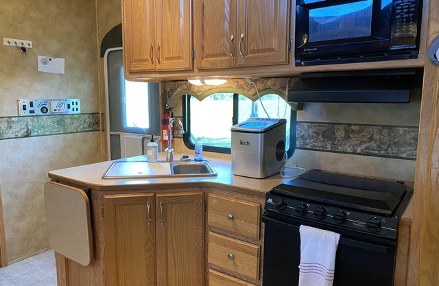 Roomy 3 Bed RV- Near the White River, Fishing, Trails and Hunting
