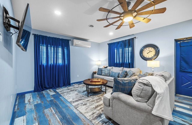 Roos&Blues lake house. City park steps away. Rm for 6, king beds, pets friendly