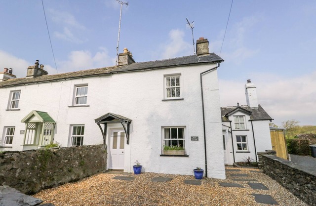 ROSE COTTAGE, family friendly, with open fire in Lowick Bridge