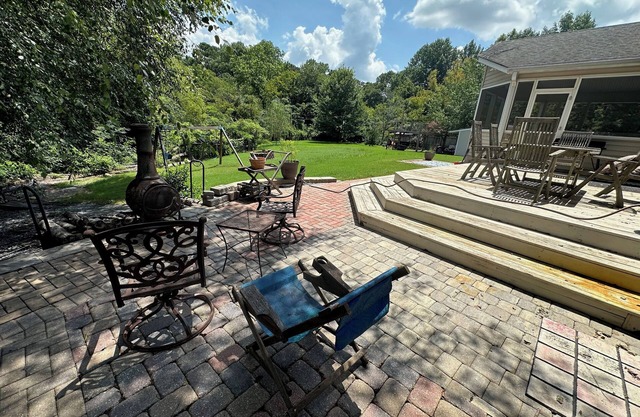 Rose Court Hideaway - Creekside Sunporch Retreat