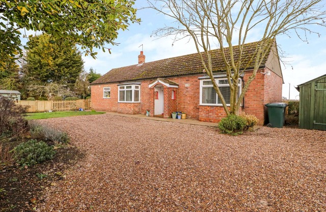 ROSELLE, pet friendly, character holiday cottage in Tattershall