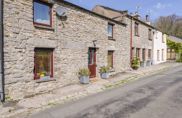 ROSEMARY COTTAGE, pet friendly, with open fire in Burton-In-Kendal