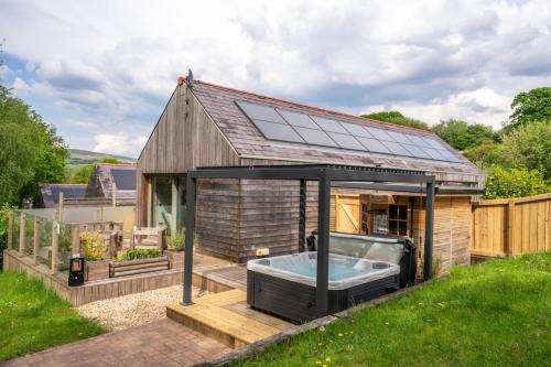 Rosemary Lodge 2BR with Hot Tub and Sauna near Black Mountain