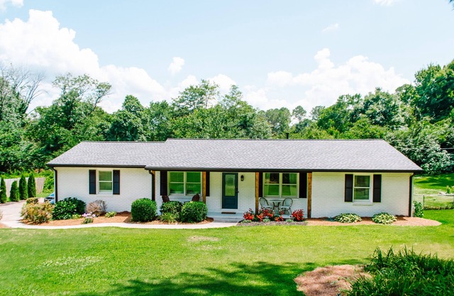 Roswell Retreat Near Canton Street