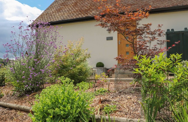 ROUGHWOOD, romantic, with a garden in Poulner