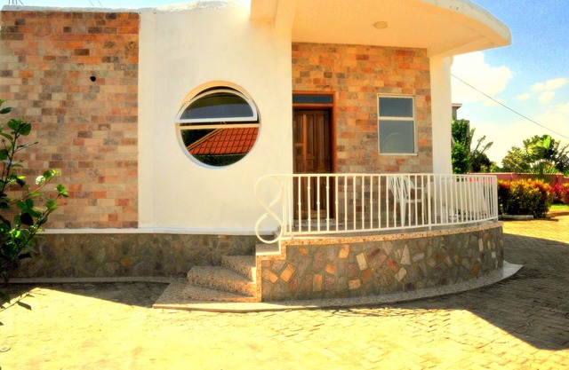 Round lodge and safaris