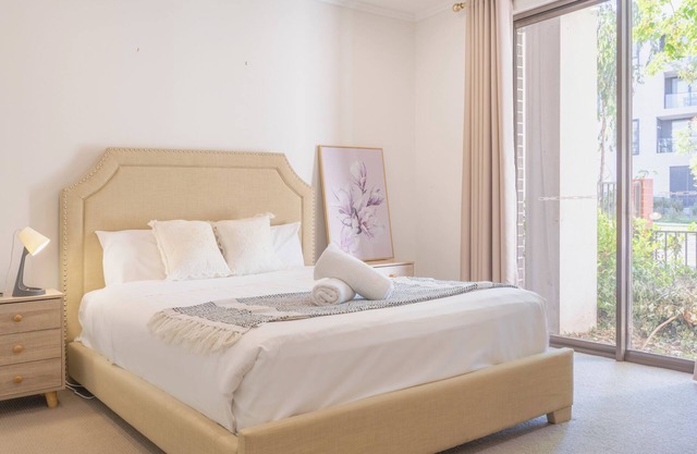 Rousehill/4Br/Near train station/near shopping/park/swimming pool/