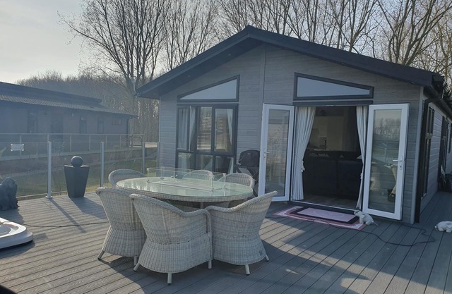 Routh 2-Bed Luxury Lodge, Hot Tub & Lake View