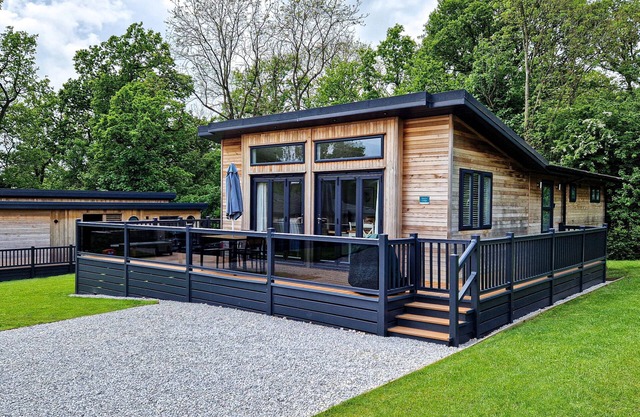 Rowan Lodge | sleeps 4 - Hot Tub, Dog Friendly - 5* Gold Award