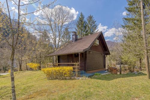 Rozi's Riverside Cottage - Happy Rentals
