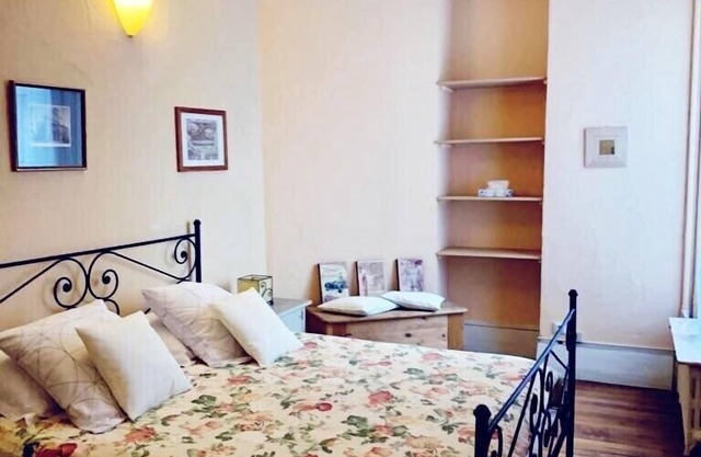 Rue Saint Martin. Ideal 2 bed in the Marais just by the Seine and metro line 1