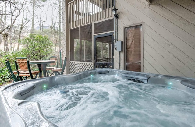 Rumbling Falls-5BR, 3.5BA, bold rushing creek, fire pit, hot tub, pool table, in Resort.