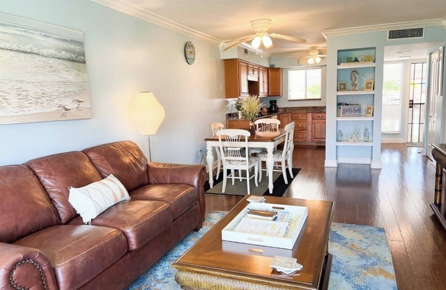 Runaway Bay 208 - Beach access, pool, and gym