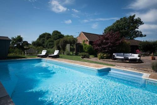 Rural cottage with swimming pool!