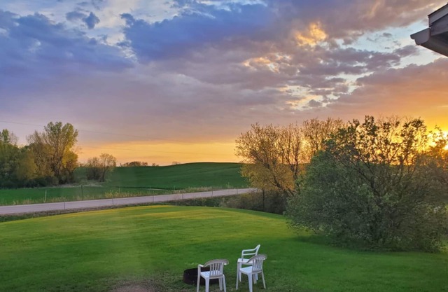 Rural country home only 0.5 miles to the lake. Private, beautiful sunsets!