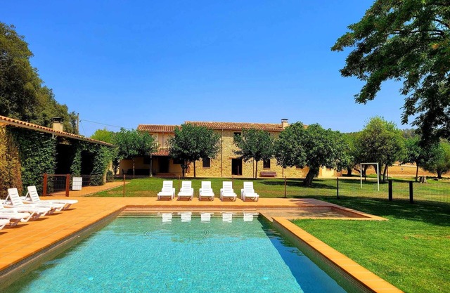 Rural house in Girona. 11 bedrooms, up to 30 people, private pool.