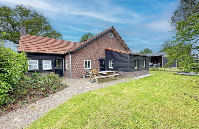 Rural house with 2 bathrooms and a garden