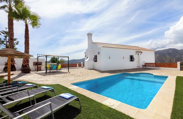 Rural house with incredible views to the sea and mountains of the area.