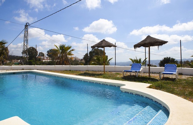 Rural house with pool. Views of the sea and the mountains.