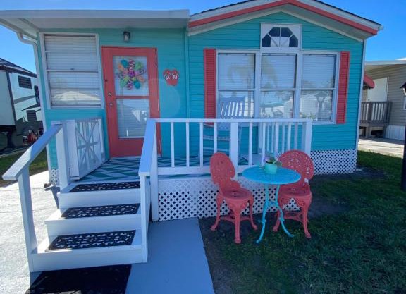 Ruskin FL Resort- 30 mins-90 mins away from FL Attractions, Facilities and close to the gulf coast beaches