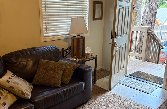 Rustic 2-bedroom house in fabulous Dunsmuir. Only 10 miles away from Mt. Shasta