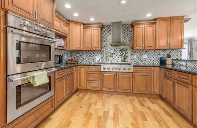 Rustic 6 bedroom 6,500 sf home on 4 acres with hot tub!