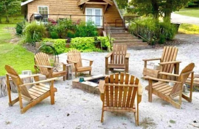 Rustic A-frame Cedar Cabin with loft, Lg Grill Outdoor Dining & Fire pit!