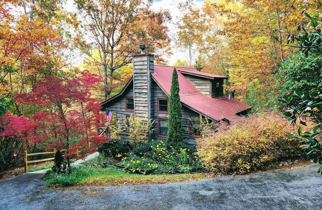Rustic Cabin w/Porches: 8 Mi to Tallulah Gorge!