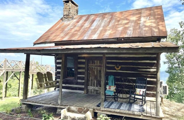 Rustic cabin with modern amenities overlooking Lake Guntersville.