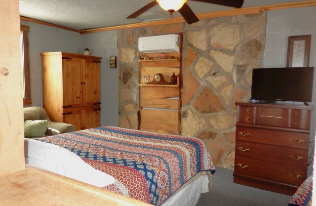 Rustic Charm Cabin for Families, Couples, or Fishing, Hunting ON Norfork Lake!