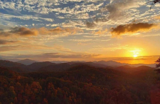 Rustic Charm - Firepit, Pickle Ball, Game Room