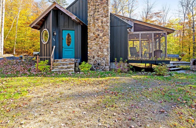 Rustic-chic, dog-friendly cabin with fast WiFi, wood stoves, & great hiking