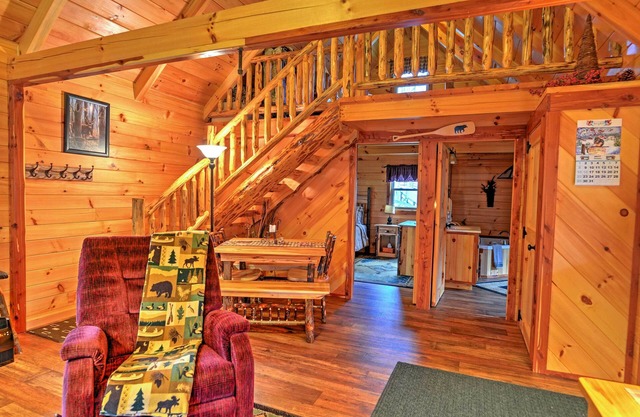 Rustic Dundee Log Cabin w/Hot Tub & Forest Views!