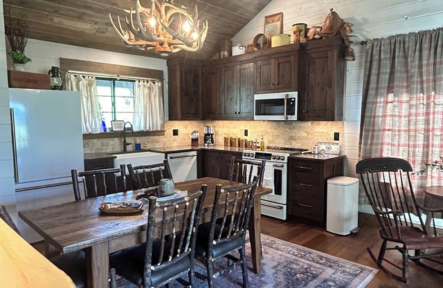 Rustic Elegant Cabin 5 Mns to YNP ~ Open Year Round