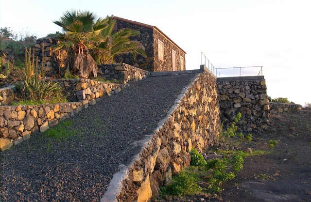 RUSTIC HOUSE: MOONLIGHT