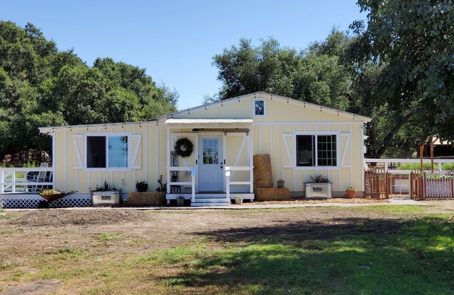 Rustic farm stay w/breakfast & animals. Country setting, wineries/hiking nearby