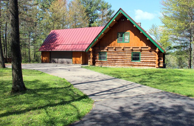 Rustic Full Log Home on quiet Lake Onland - Family and Pet Friendly