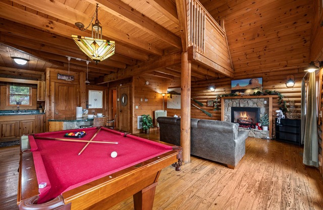 Rustic getaway in the mountains with brand new hot tub, close to parkway!