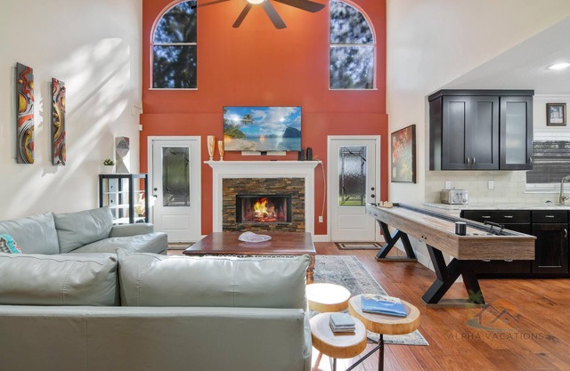 Rustic Hideaway - Modern Estate - Great Location + Pet Friendly!