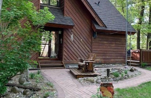 RUSTIC HOME WITH PRIVATE PIER ON LAKE ROCHE-A-CRI - PET FRIENDLY