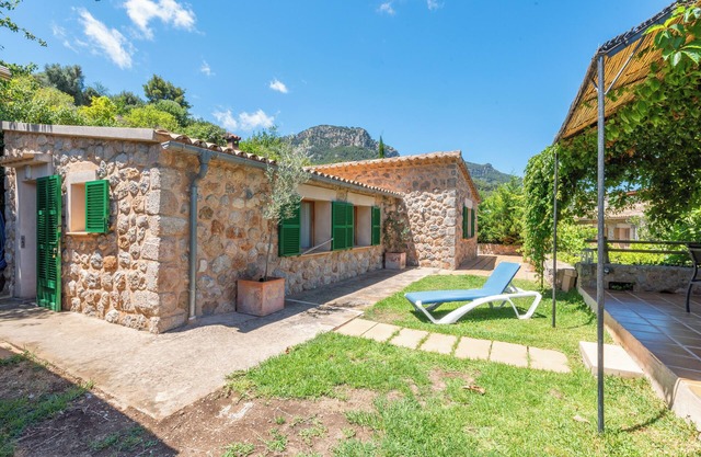 Rustic house in the mountains with wifi.