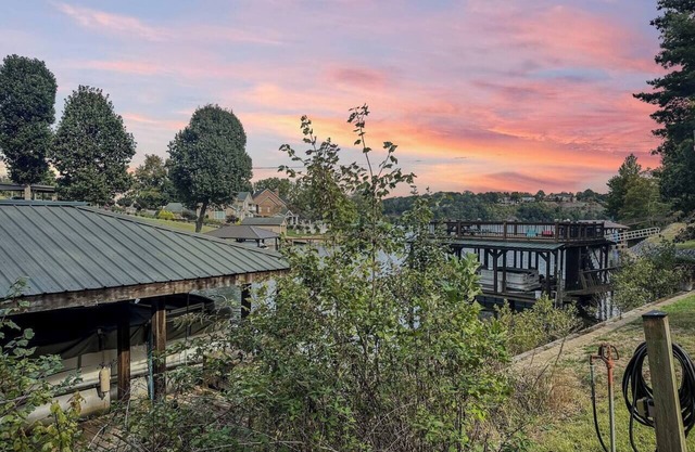 Rustic Lakefront Retreat w/Hot Tub & Pet Friendly