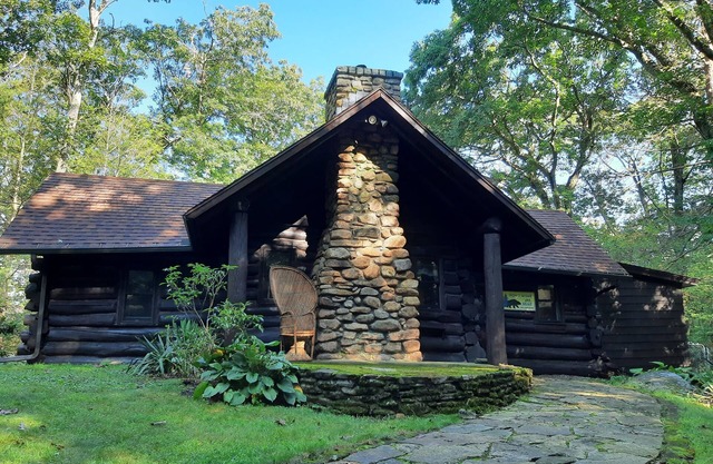 Rustic Log Cabin on the Lake