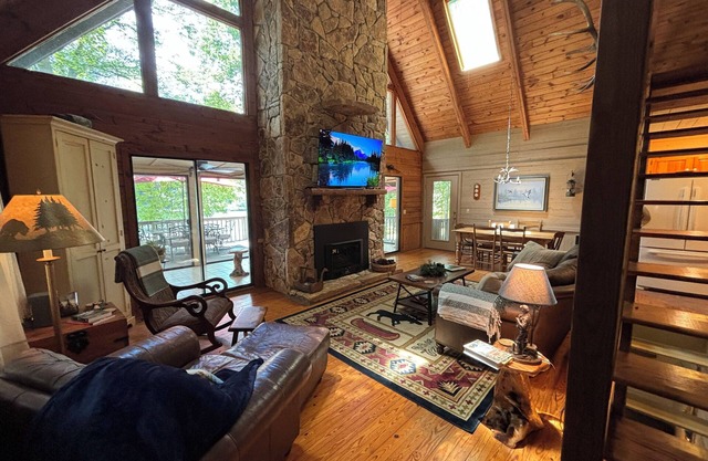 Rustic Mountain Lake Cabin - Pet Friendly, Playstation 5, Fast Internet, Dock