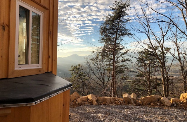 Rustic Mt. Farmer Cabin Retreat – Nature, Quiet, and Mountain View’s.