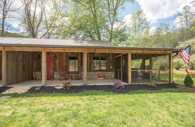 Rustic, One Bedroom Cabin, Starlink Wi-Fi, Hot Tub, Firepit