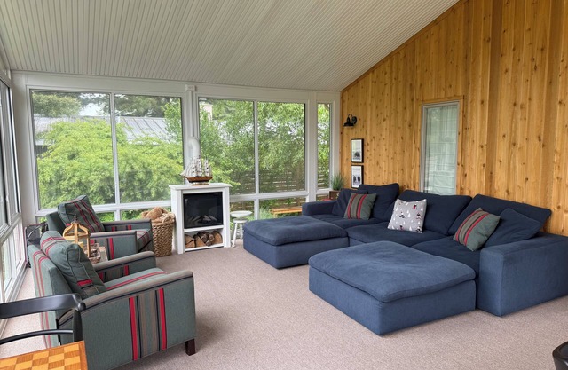 'Rustic Refined Retreat’ Lakeside Home - Walk to Everything!